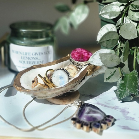 Natural 18k gold oyster shell jewlery dish - Picture 2 of 2